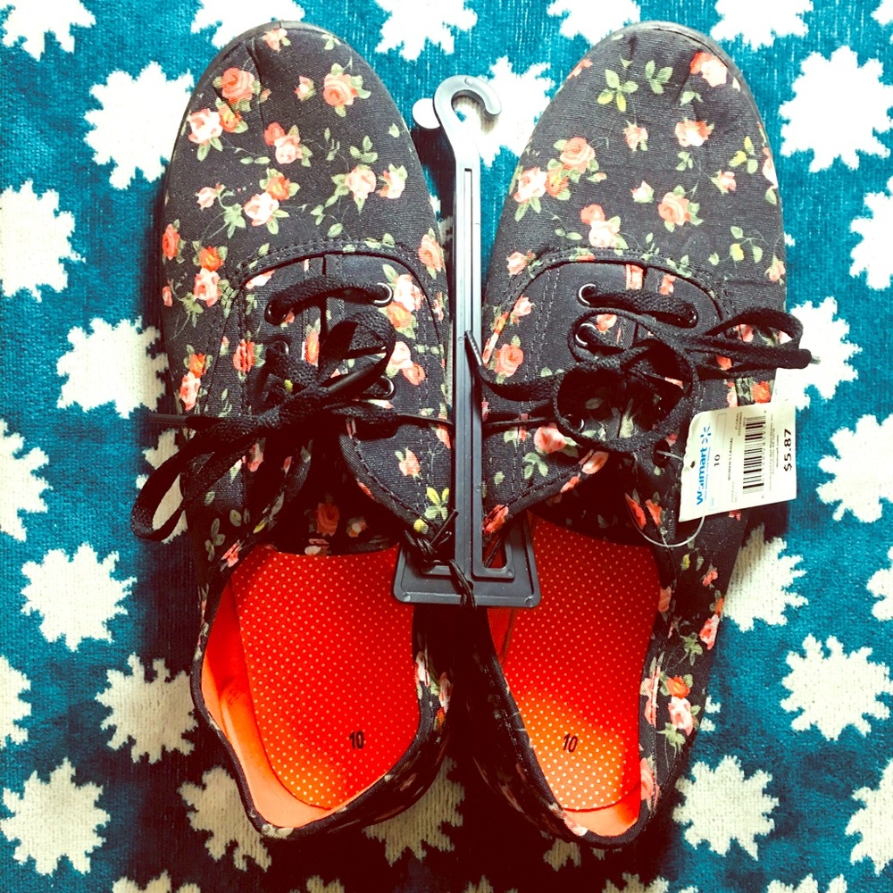 SUPER CUTE floral Keds-style canvas sneakers 🌸
